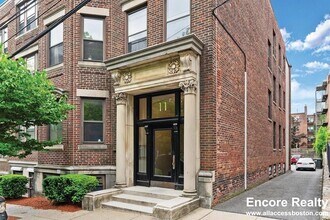 11 Stearns Rd, Unit 1 in Brookline, MA - Foto de edificio - Building Photo