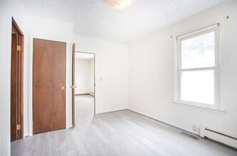 13 Weston St, Unit 1 in Wilbraham, MA - Foto de edificio - Building Photo