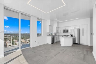 1745 E Hallandale Beach Blvd, Unit PH05 in Hallandale Beach, FL - Building Photo - Building Photo