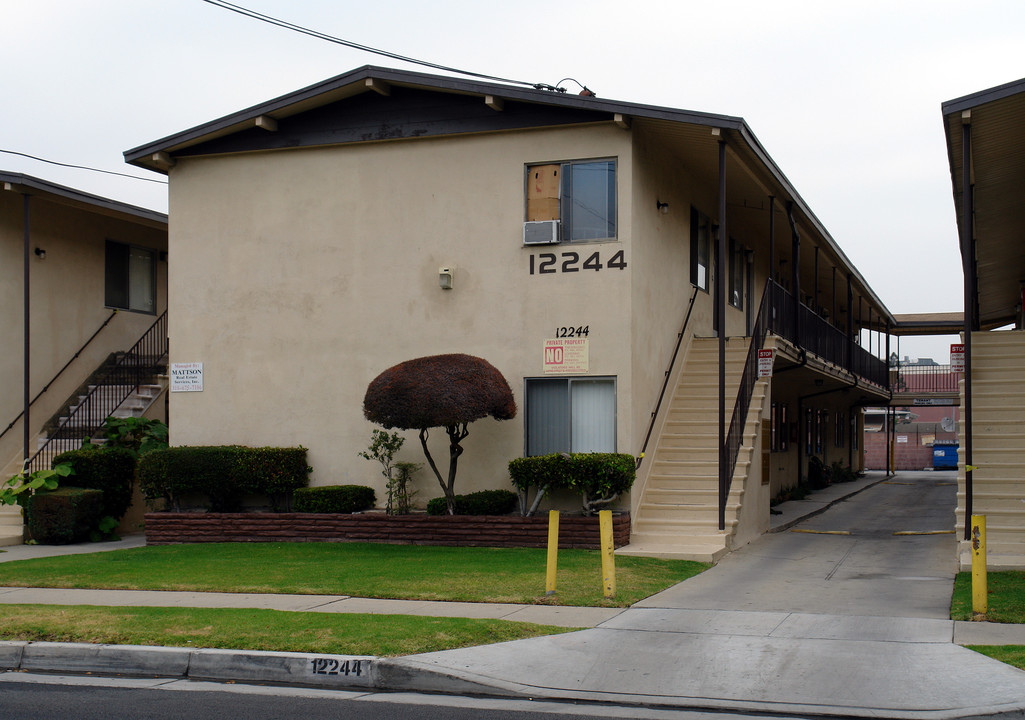 12244 Grevillea Ave in Hawthorne, CA - Building Photo