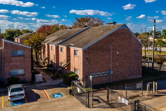 Woods of Greenbriar in Houston, TX - Building Photo - Primary Photo