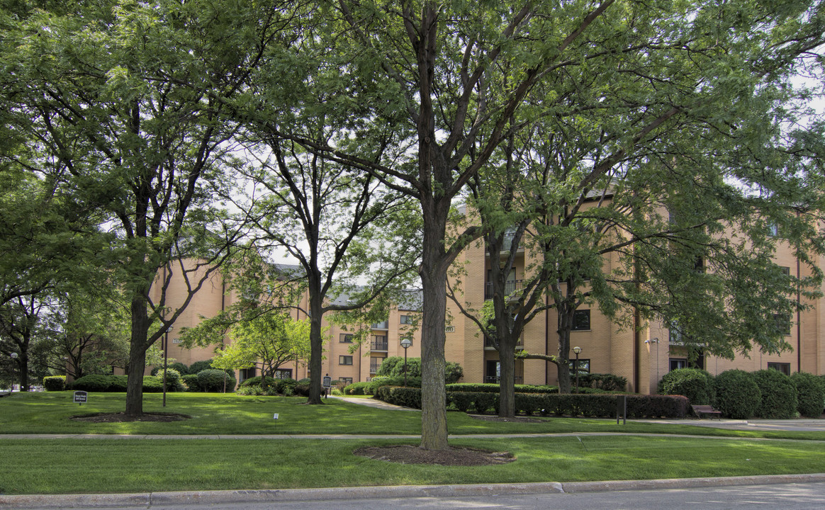 Courtyard Of Harwood Heights in Harwood Heights, IL - Building Photo