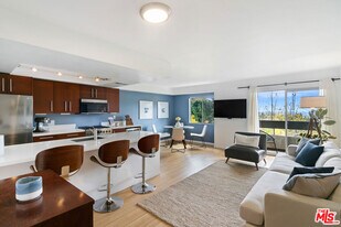 2700 Cahuenga Blvd in Los Angeles, CA - Building Photo