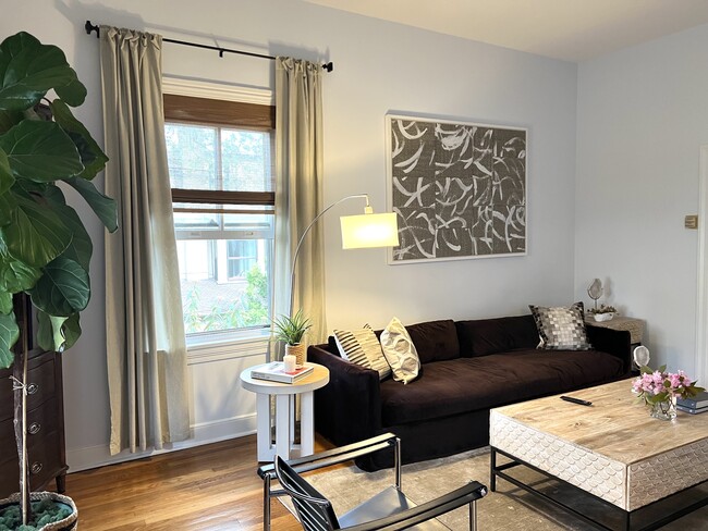 250 E Market St, Unit Apt 2