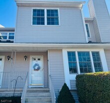 174 Carson Ct in Franklin Township, NJ - Building Photo