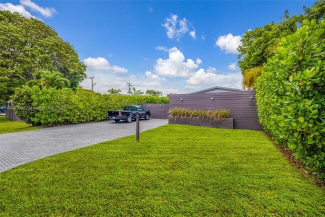 707 NE 22nd Dr in Wilton Manors, FL - Building Photo - Building Photo