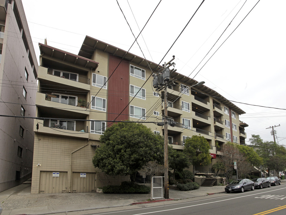 Grand Lake Towers in Oakland, CA - Foto de edificio