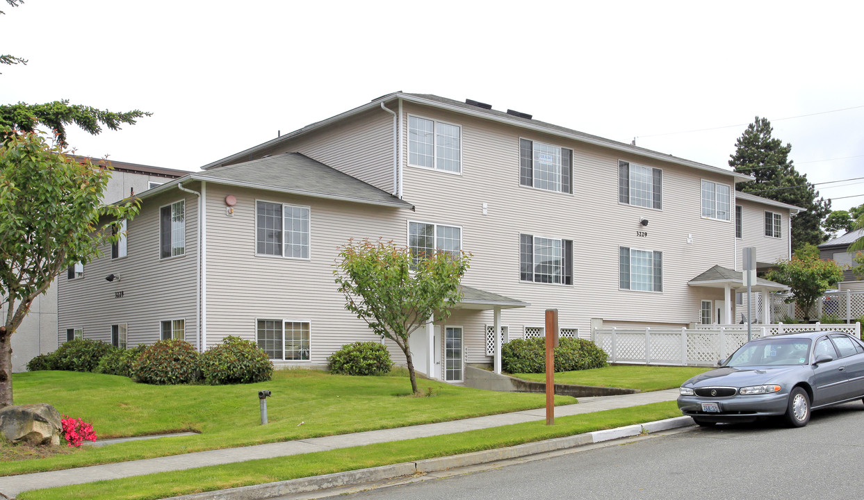 Bartlow Apartments in Everett, WA - Building Photo