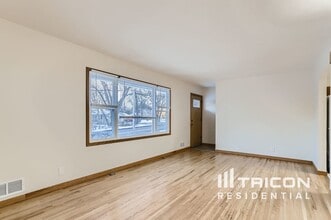2063 Dale St N in Roseville, MN - Building Photo - Building Photo