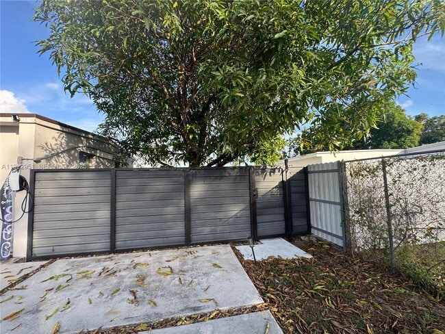 4341 SW 99th Ct in Miami, FL - Foto de edificio - Building Photo