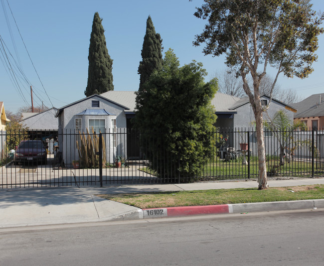 16102 Eucalyptus Ave in Bellflower, CA - Foto de edificio - Building Photo