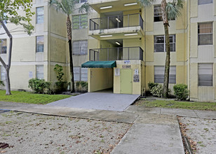 Cambridge House in Hialeah, FL - Building Photo - Building Photo