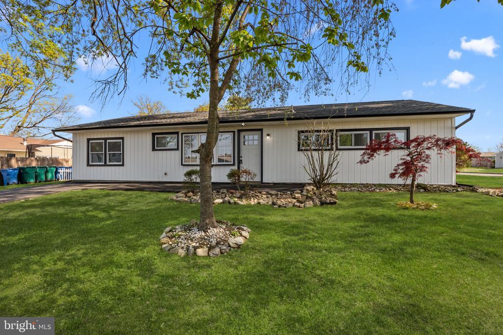 338 Goldenridge Dr in Levittown, PA - Building Photo