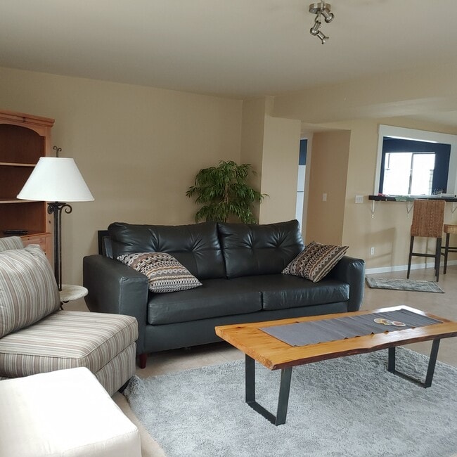 12052 NE Jefferson Point Rd in Kingston, WA - Building Photo - Building Photo