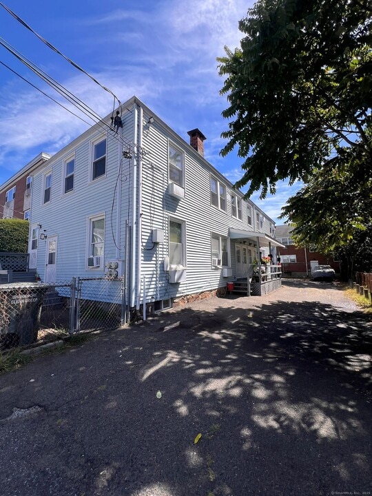 143 Jackson Ave in Bridgeport, CT - Building Photo