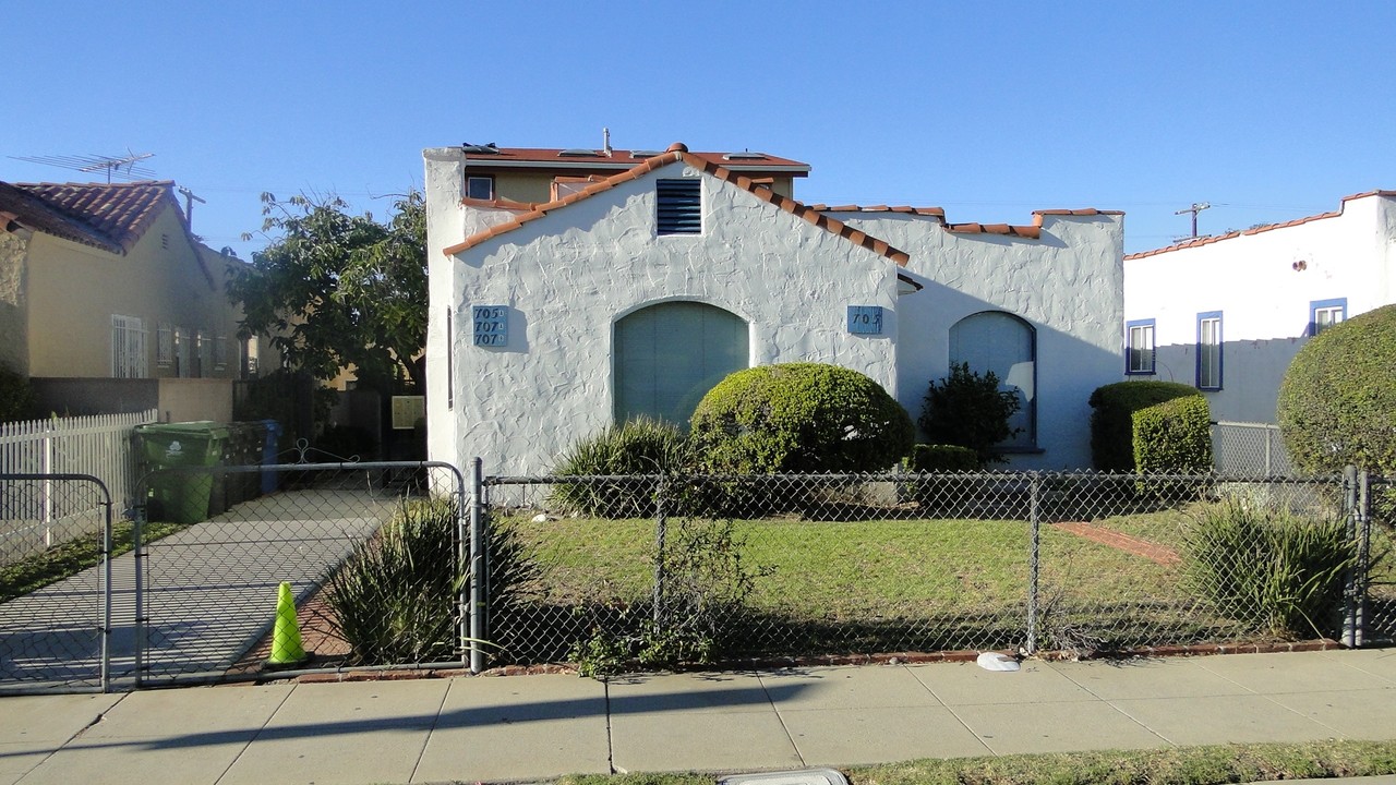 705 Brooks Ave in Venice, CA - Building Photo