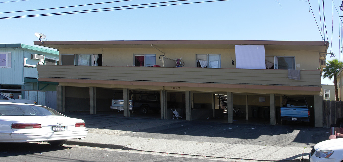 1620 Frisbie Ct in Concord, CA - Foto de edificio