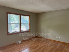 401 SW Stoney Brook Ln in Blue Springs, MO - Building Photo - Building Photo