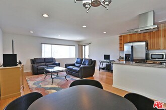 1930 N Vermont Ave in Los Angeles, CA - Building Photo - Building Photo