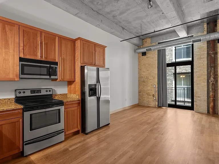 239 E Chicago St in Milwaukee, WI - Building Photo