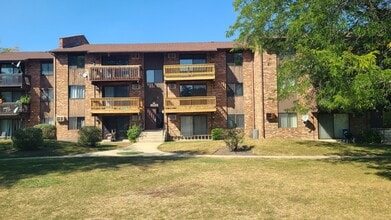 7713 Woodward Ave in Woodridge, IL - Building Photo - Building Photo