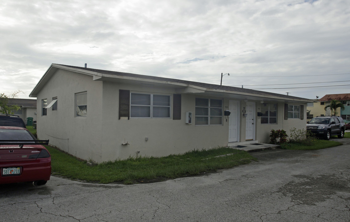 7021-7035 SW 23rd St in Miami, FL - Foto de edificio