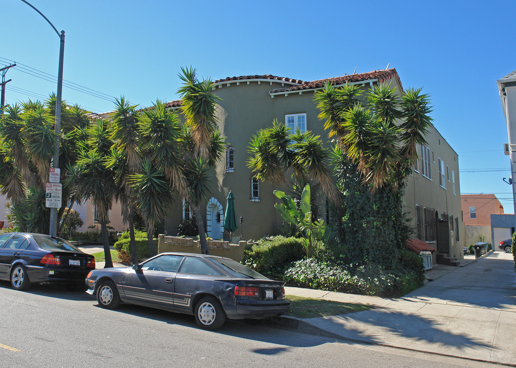 325 N Gardner St in Los Angeles, CA - Building Photo