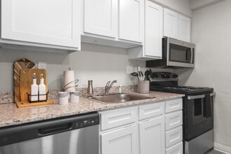 Avia Apartments in Tulsa, OK - Foto de edificio - Building Photo