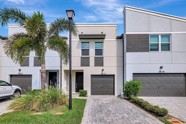 3933 SE Mentmore Ln in Stuart, FL - Foto de edificio - Building Photo