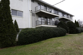 Fairfax Gardens Apartments in Fairfax, VA - Building Photo - Building Photo