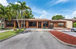 2310 Elm Ct in Pembroke Pines, FL - Building Photo
