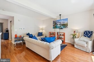 2610 Grayton Ln, Unit 5005-2410 in Woodbridge, VA - Foto de edificio - Building Photo