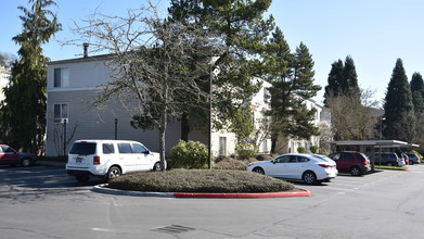 Chesapeake Pointe in Milwaukie, OR - Building Photo - Building Photo