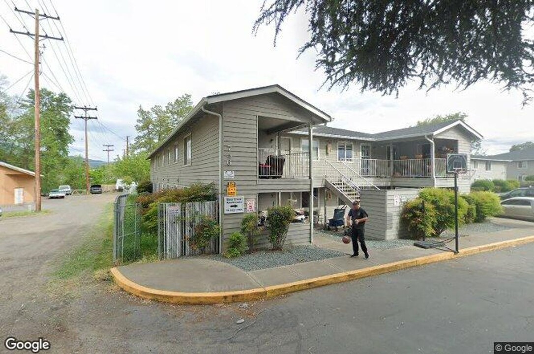 756 N Riverside Ave in Medford, OR - Building Photo