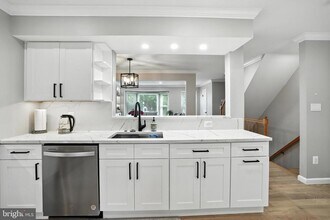 6586 Morning Meadow Dr in Alexandria, VA - Building Photo - Building Photo