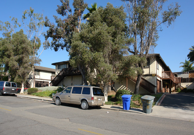 Washington Street Townhouses in Vista, CA - Building Photo - Building Photo