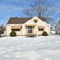 18413 Lewis Dr in Maple Heights, OH - Building Photo