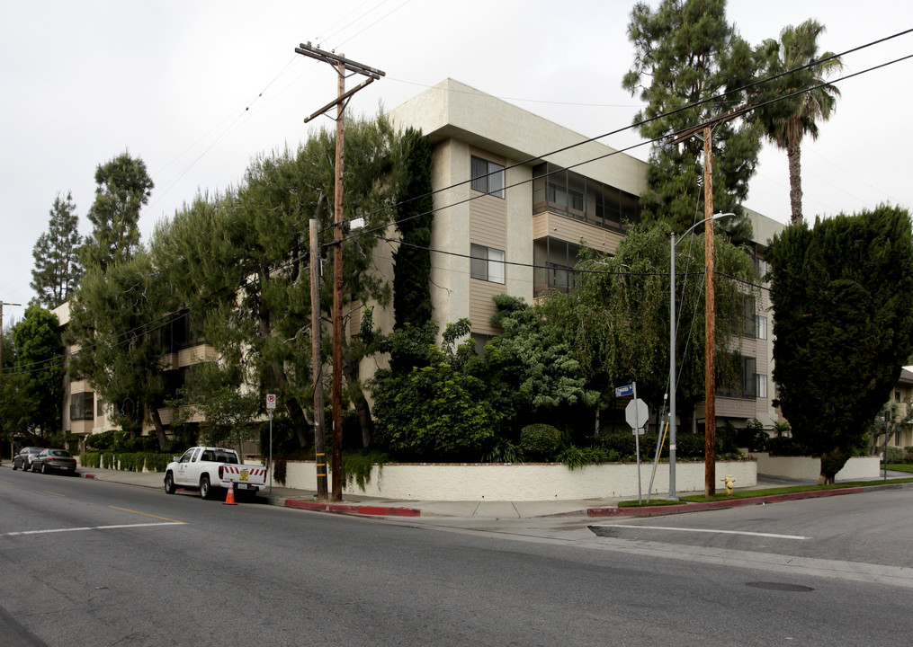 18300 Collins St in Tarzana, CA - Building Photo