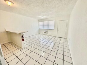2987 NW 46th St in Miami, FL - Building Photo - Building Photo