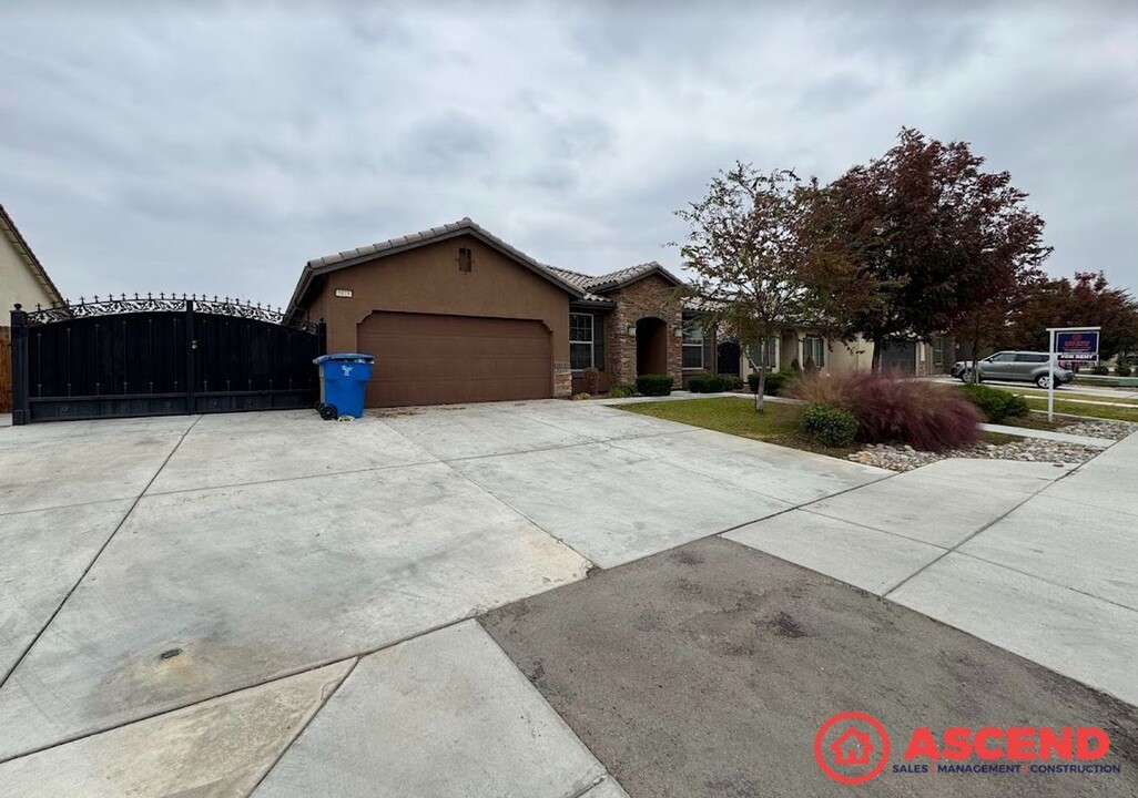 5818 Blue Spruce Ave in Bakersfield, CA - Building Photo