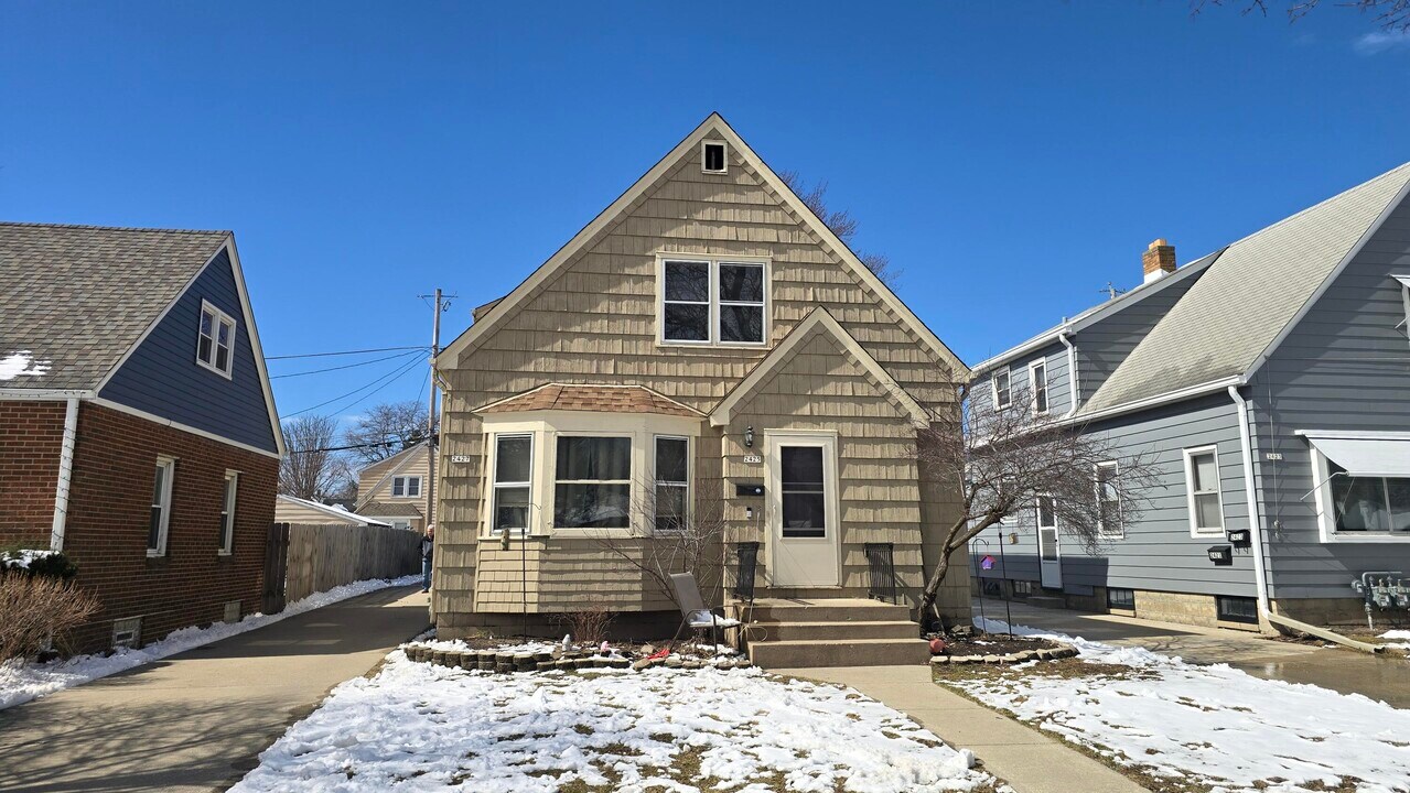 2425 S 82nd St in West Allis, WI - Building Photo