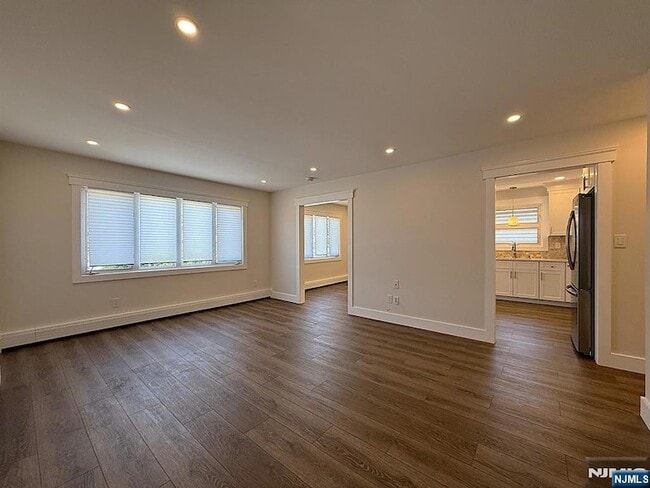 682 Valley Brook Ave in Lyndhurst, NJ - Foto de edificio - Building Photo