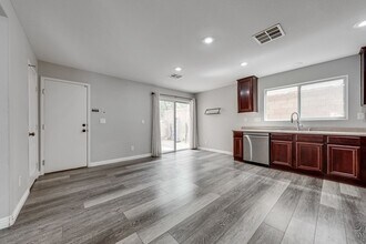 77 Peachtree Hill Ave in Las Vegas, NV - Building Photo - Building Photo