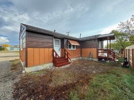 632A E 4th Ave N in Columbus, MT - Building Photo