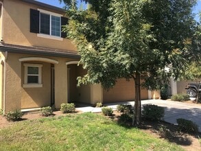 736 Pear St in Madera, CA - Building Photo - Building Photo