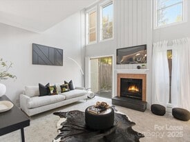 7925 Charter Oak Ln in Charlotte, NC - Building Photo