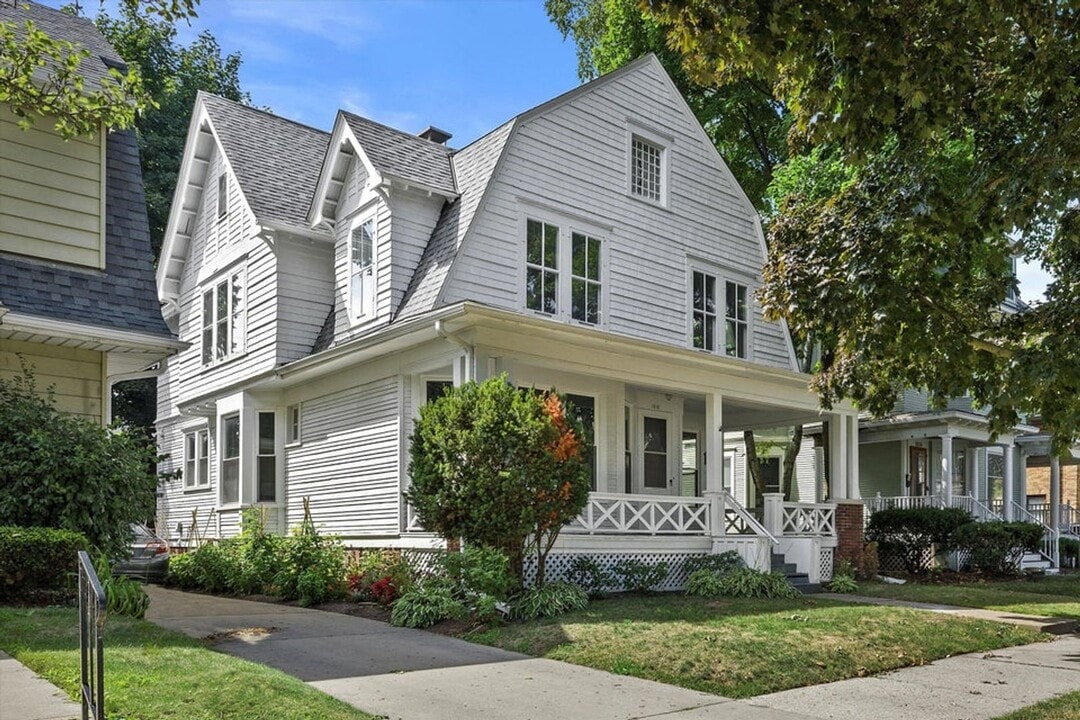 1818 College Ave in Racine, WI - Building Photo