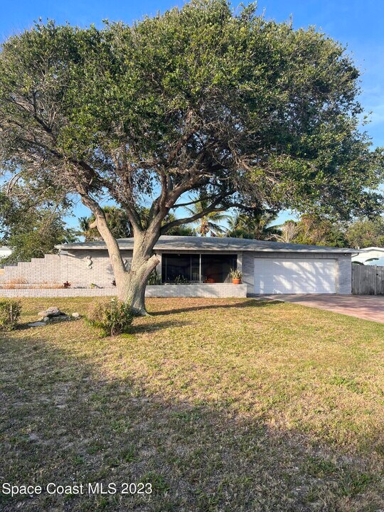 105 W Leon Ln in Cocoa Beach, FL - Foto de edificio