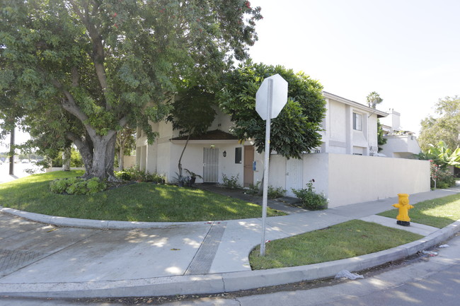 8472 Tamaru Dr in Huntington Beach, CA - Foto de edificio - Building Photo