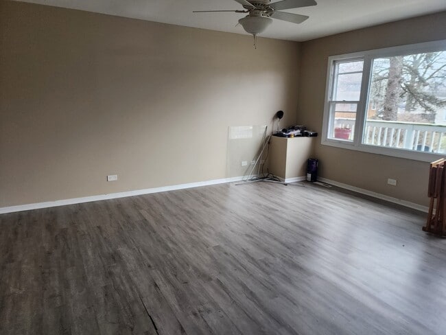 1325 N Glenview Ct in Round Lake Beach, IL - Building Photo - Building Photo